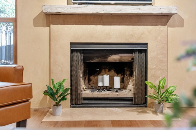 Building Photo - Gorgeous Furnished 2-Bed, 2-Bath Townhouse...