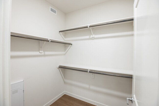 Building Photo - Your Dream Apartment Comes with 6 Weeks Free!