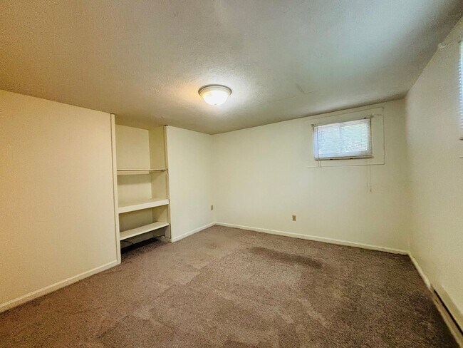 Building Photo - 3 Bedroom 1 Bath Duplex