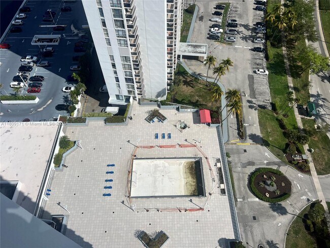 Building Photo - 3625 N Country Club Dr