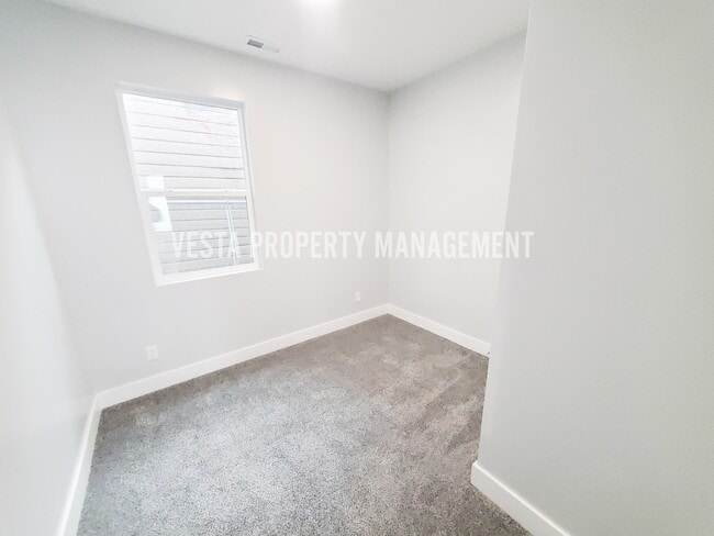 Building Photo - 2028 Ogden Ave