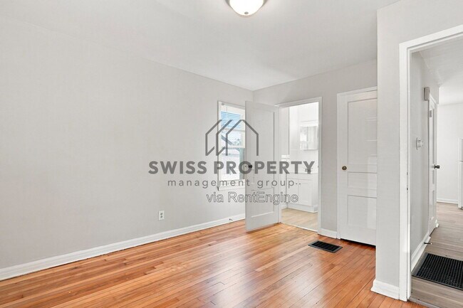 Building Photo - 1590 Vendome Dr S