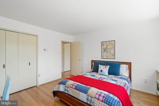Building Photo - 4720 Chevy Chase Dr
