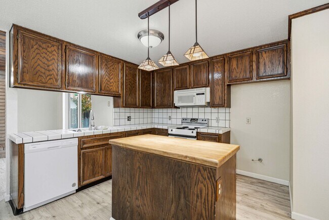 Building Photo - 2025 Sweetwater Dr