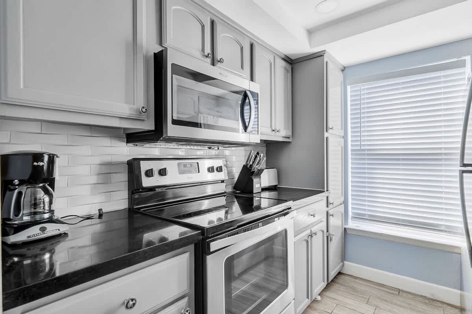 Building Photo - 132 E Gardenia St