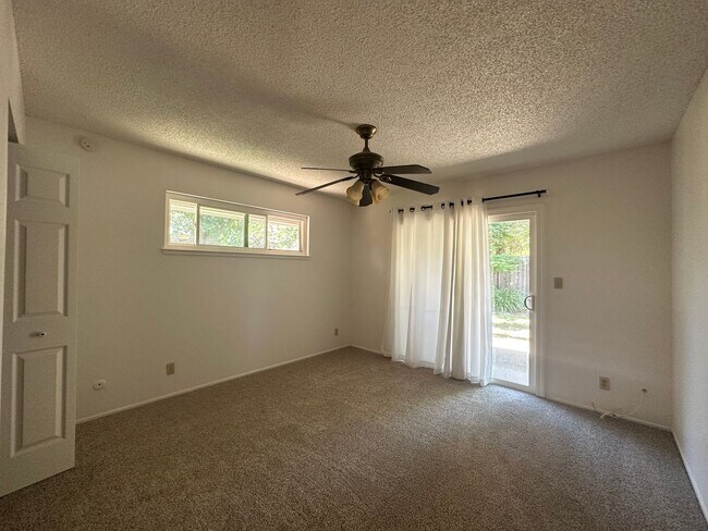 Building Photo - Two Bedroom in Great Location!
