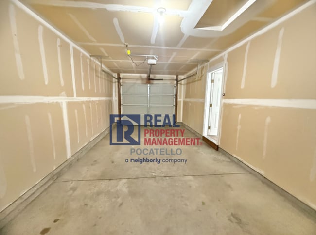 Building Photo - 3 Bedroom 1.5 Bath duplex - 1 car garage