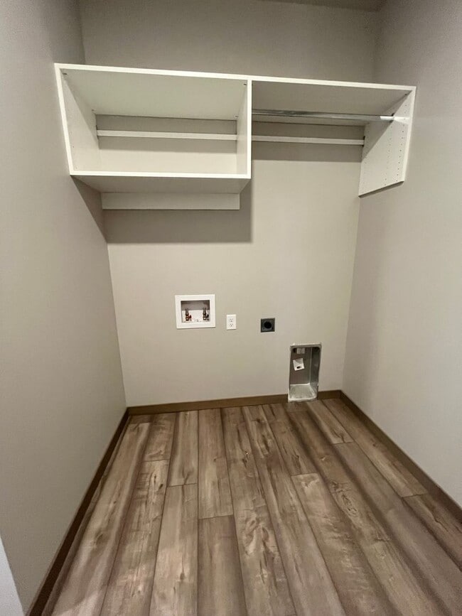 Building Photo - Spacious 2 Bed/2 Bath House with 3 Car Garage!