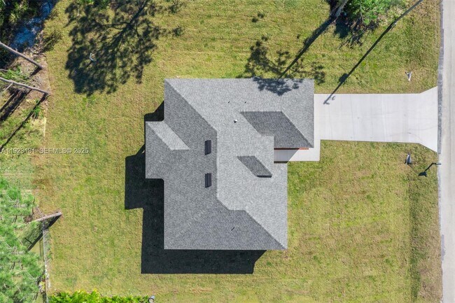 Building Photo - 1918 Wanda Ave N