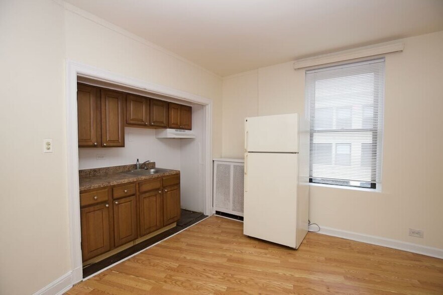 Building Photo - 3335 W Diversey Ave