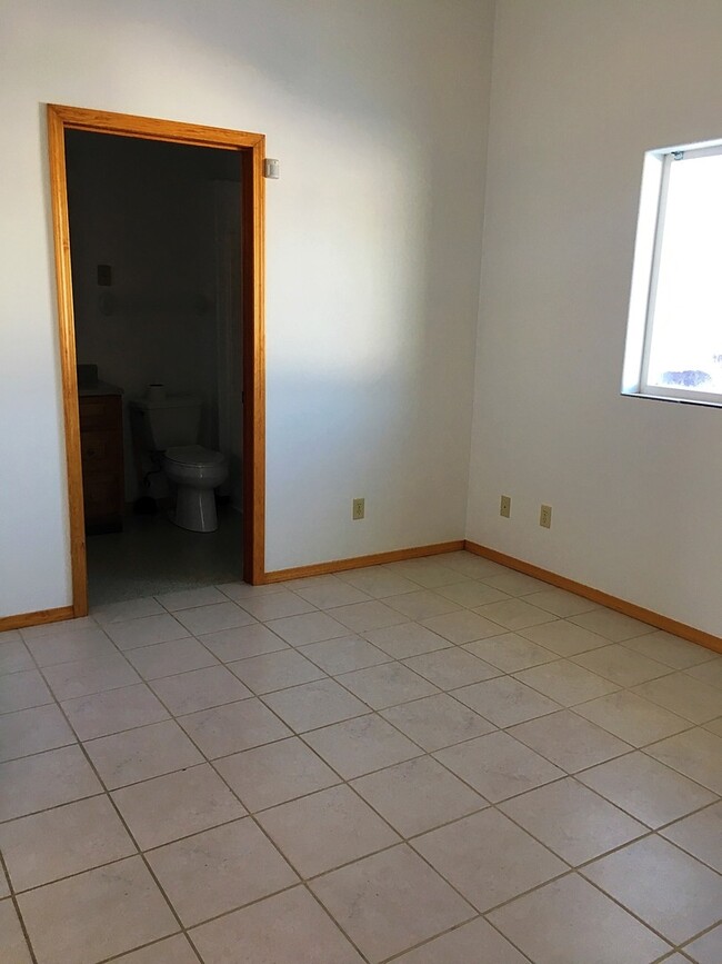 Building Photo - MOVE IN READY!