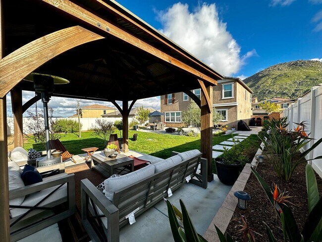 Building Photo - 4 Bedroom Single Family Home in Riverside