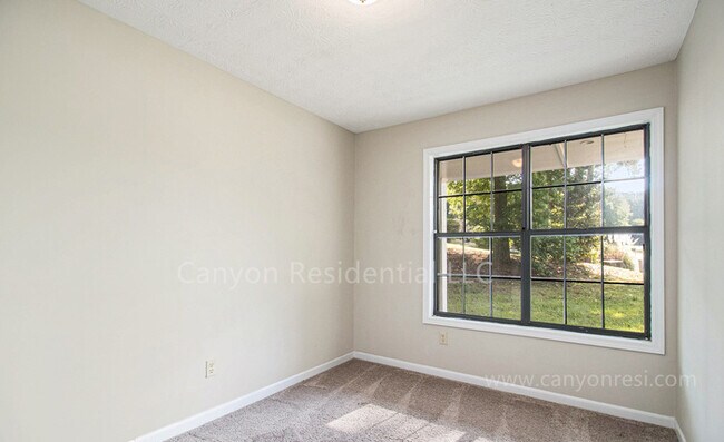 Building Photo - Beautiful 3b Room!Move in ready!