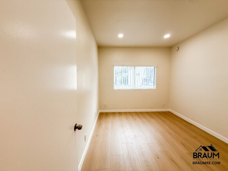 Building Photo - 11459 Collins St