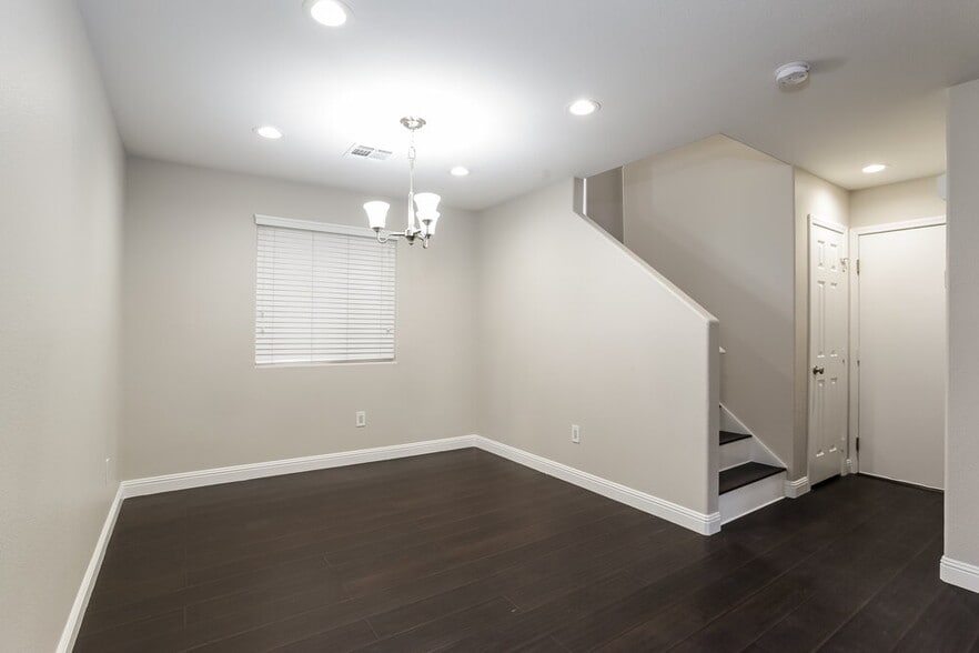 Building Photo - 9453 Grandview Spring Ave