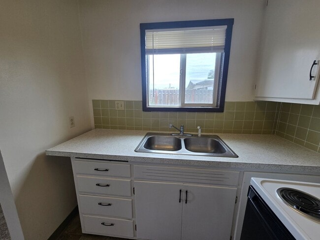 Building Photo - 1629 Pheasant St
