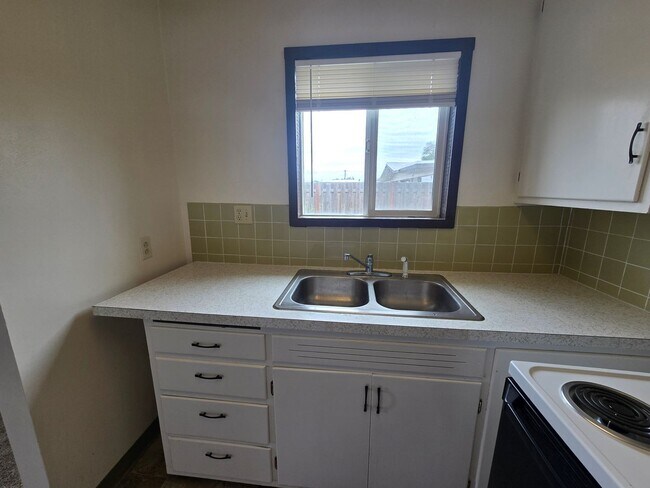 Building Photo - 2 Bedroom Duplex Apartment Available July !
