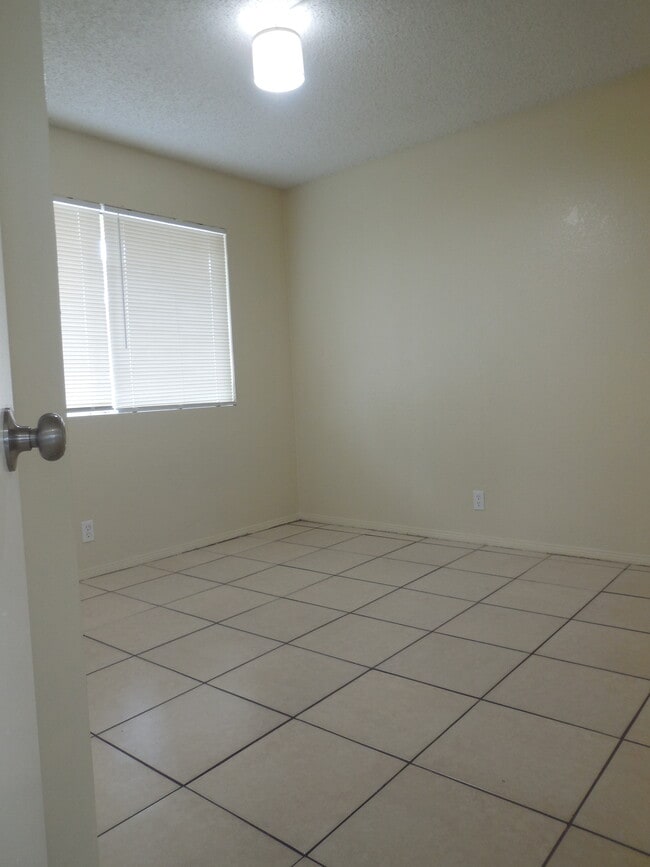 Building Photo - 839 Gaviota Ave