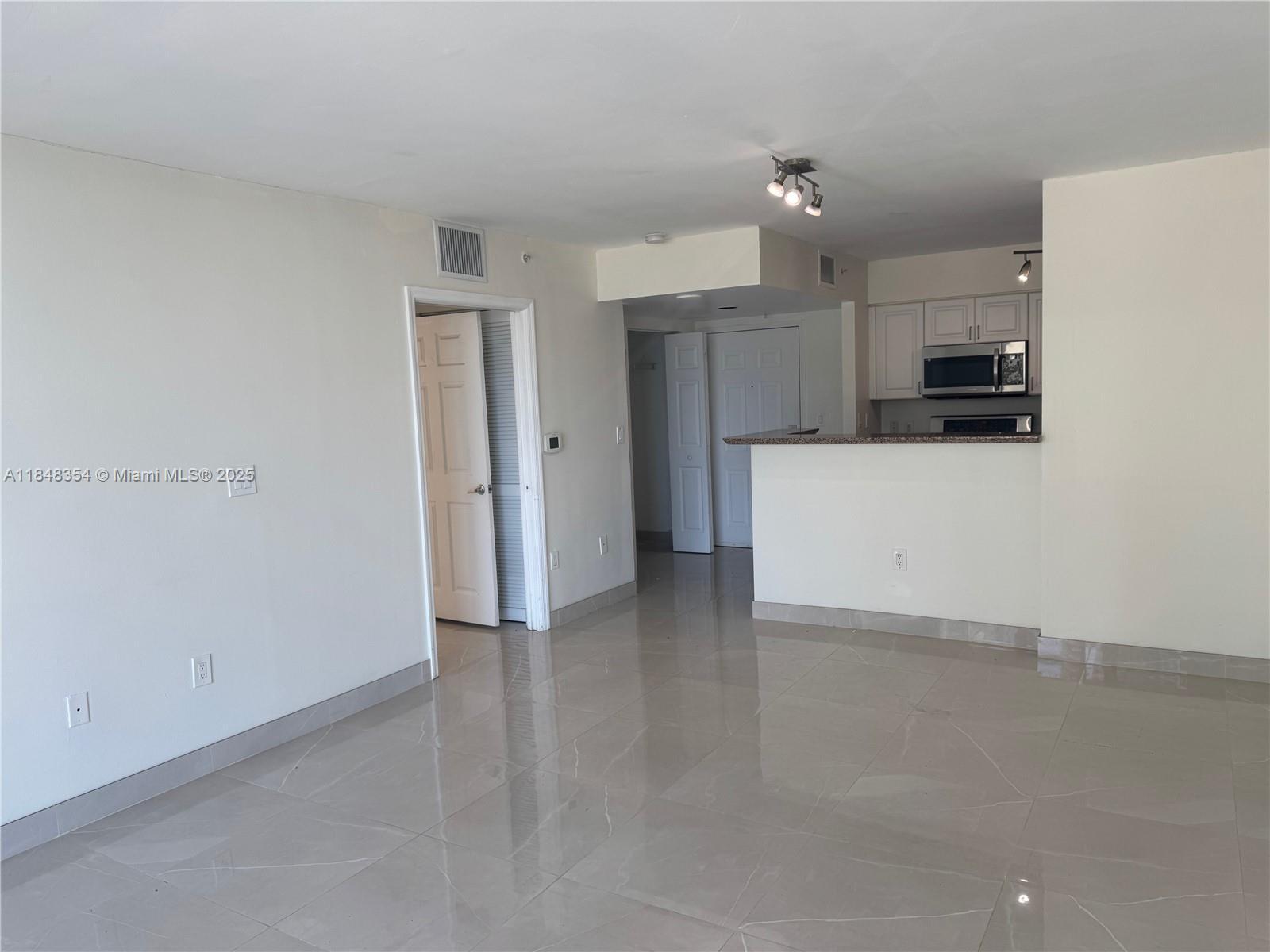 Building Photo - 1155 Brickell Bay Dr