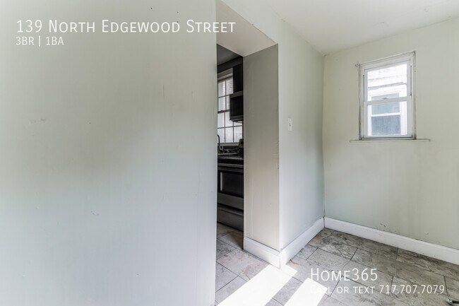 Building Photo - 3 Bedroom, 1.5 Bathroom Home Available Now!