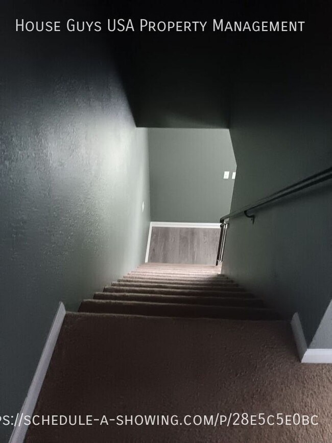 Building Photo - 208 NE Cedar Ct