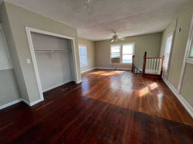 Building Photo - Cute 1 bedroom 1 bath duplex for lease