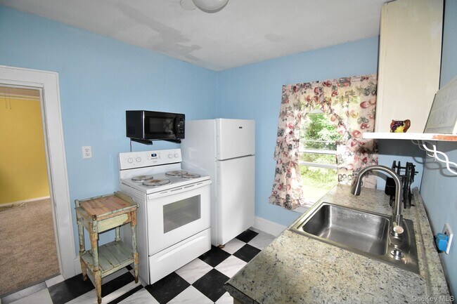 Building Photo - 376 Terryville Rd