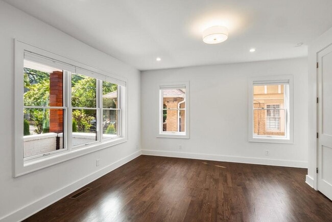 Building Photo - 564 Parkway Dr NE