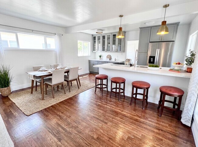 Building Photo - 1230 N Hollywood Way