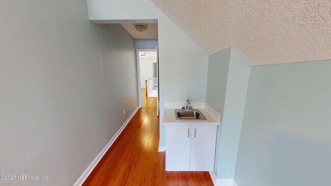 Building Photo - 1142 Westwood Dr