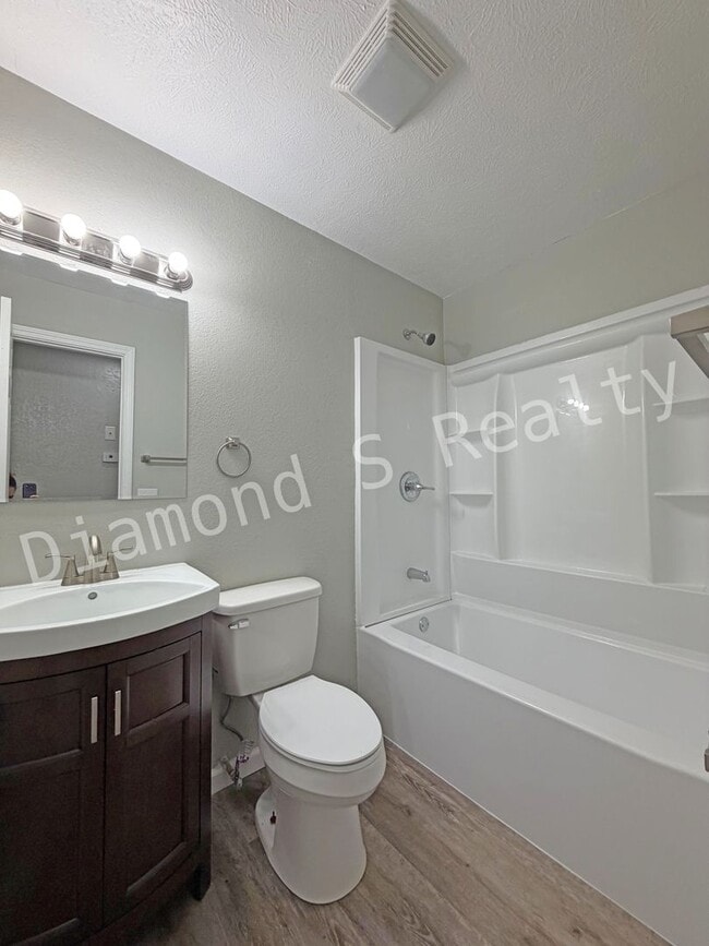 Building Photo - Completely Remodeled 4 Bedroom Home in Nixa!