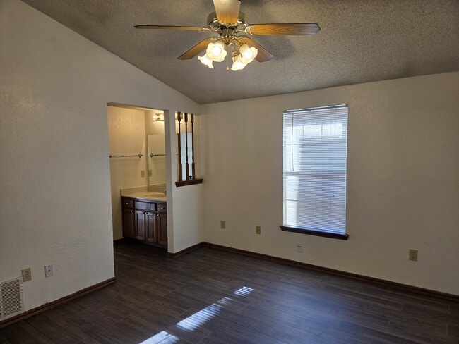 Building Photo - 2122 Meench Dr