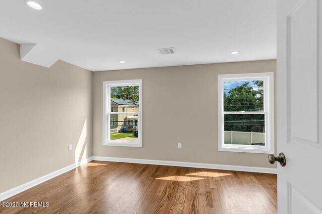 Building Photo - 18 Maple Ave
