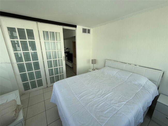 Building Photo - 801 Brickell Avenue Apt #2064, Miami, FL 3...