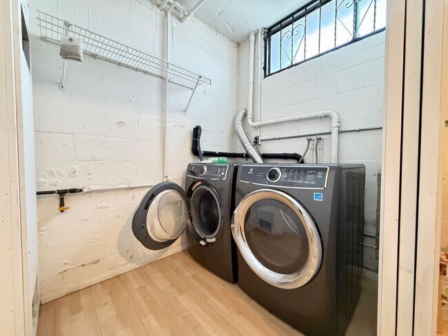 Building Photo - 2 Bed / 2.5 Bath Tri-Level Townhome – Gated Community in North Redondo Beach (Torrance PO)