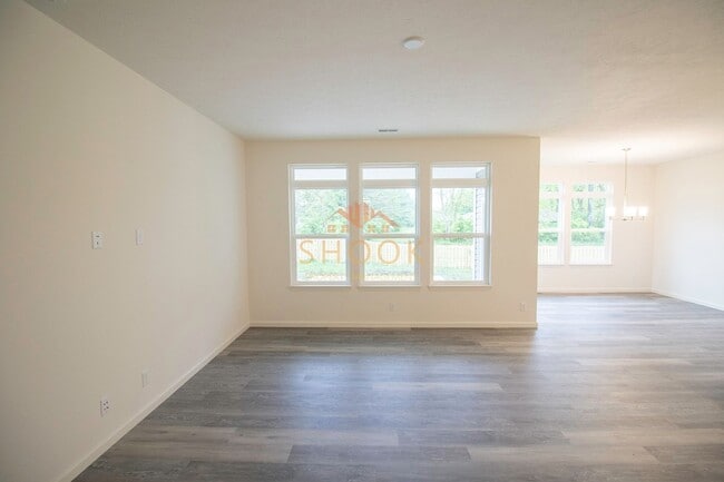 Building Photo - MODERN 3BR HOME IN BLACKTHORNE