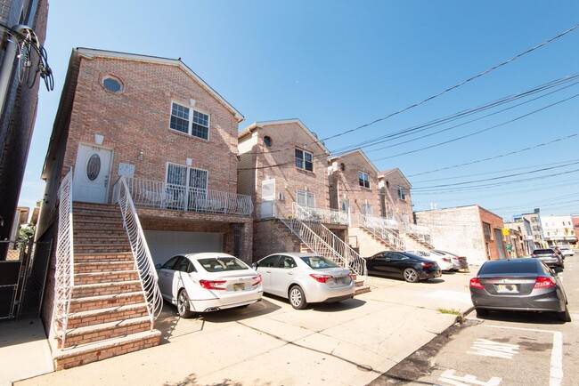 Building Photo - 519 3rd St
