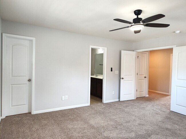 Building Photo - Charming, end-unit, townhome located in the Wrights Crossing Community!