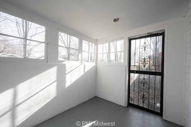 Building Photo - "Charming 2-Bed Home with Gleaming Hardwoo...