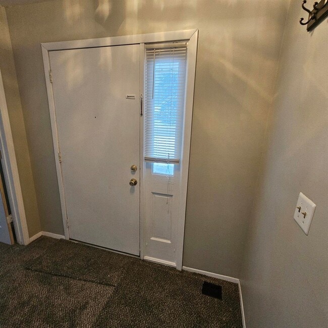 Building Photo - 2 Bedroom Ranch Condo w/ Finished Basement. Corner Unit, Spacious Bedrooms