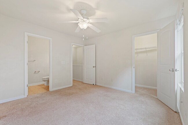 Building Photo - 2 Bedroom, 2.5 Bath townhome in Thompson Ridge with new LVP flooring downstairs.