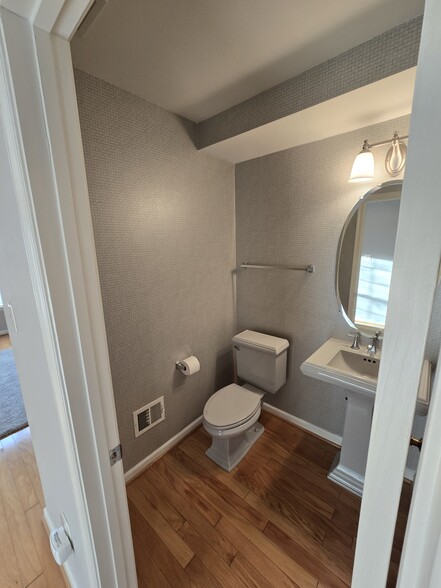 Ground floor bathroom - 44155 Azalea Ct