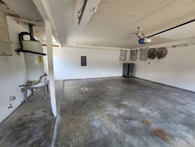 Building Photo - 2626 Beluche Dr