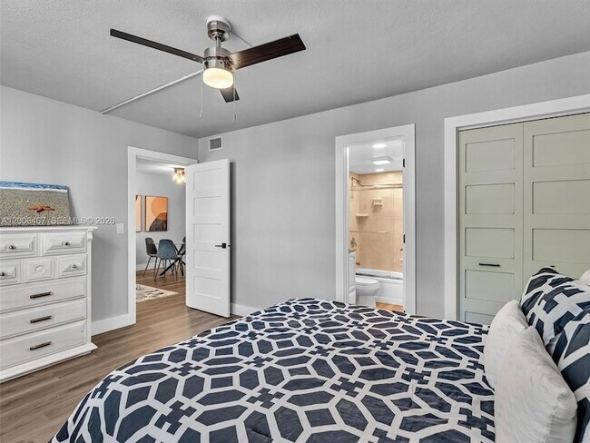 Building Photo - 9340 Lagoon Pl