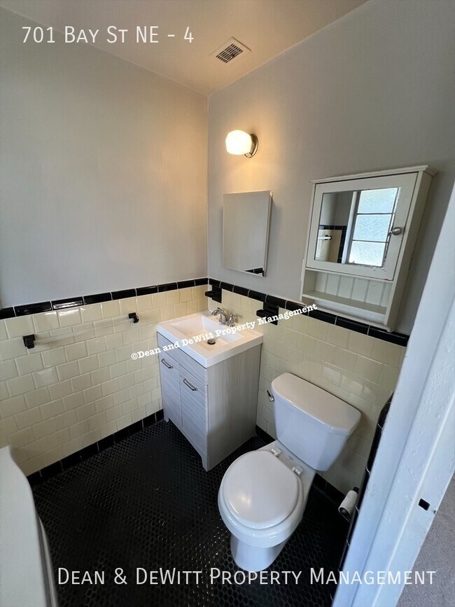 Building Photo - 701 Bay St NE