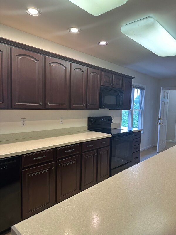 Building Photo - 215 Crescent Ct