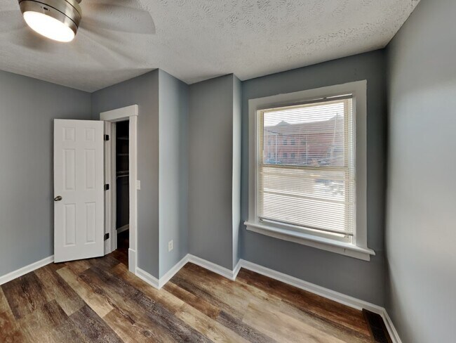 Building Photo - 127-141 E 11th Ave-141