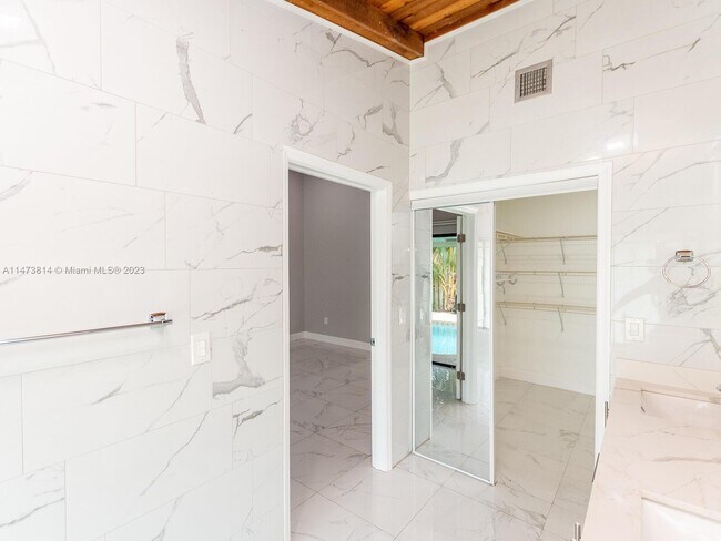 Building Photo - 741 E Plantation Cir