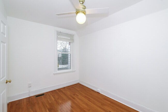 Building Photo - 314 14th Pl NE