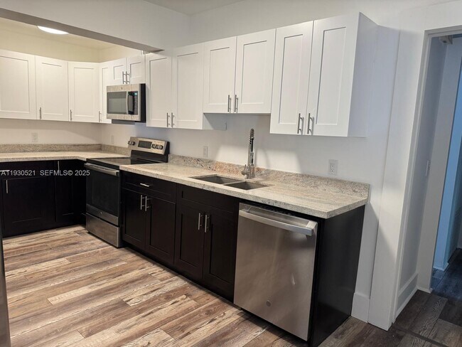 Building Photo - 985 NE 115th St